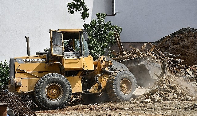 Malkara Belediyesi tarafından metruk binaların yıkımına devam ediliyor